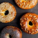 Bagels de Montreal con sésamo y amapola receta canadiense