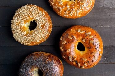 Bagels de Montreal con sésamo y amapola receta canadiense