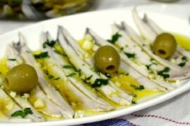Boquerones en vinagre con ajo y perejil tapa tradicional andaluza