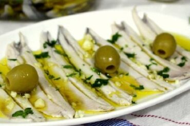 Boquerones en vinagre con ajo y perejil tapa tradicional andaluza