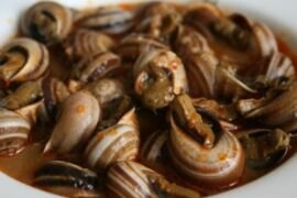 Cabrillas en salsa de tomate con perejil receta andaluza de caracoles