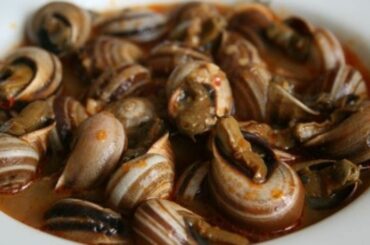 Cabrillas en salsa de tomate con perejil receta andaluza de caracoles