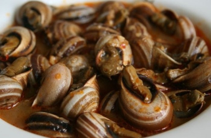 Cabrillas en salsa de tomate con perejil receta andaluza de caracoles