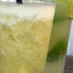 Caipirinha brasileña con cachaza lima y hielo picado receta original