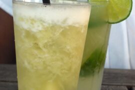 Caipirinha brasileña con cachaza lima y hielo picado receta original