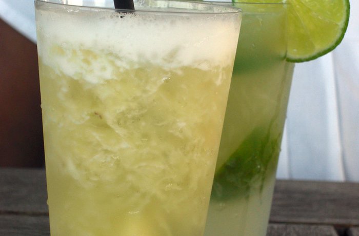 Caipirinha brasileña con cachaza lima y hielo picado receta original