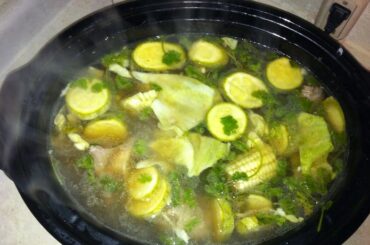 Caldo de res mexicano con elote y verduras receta casera