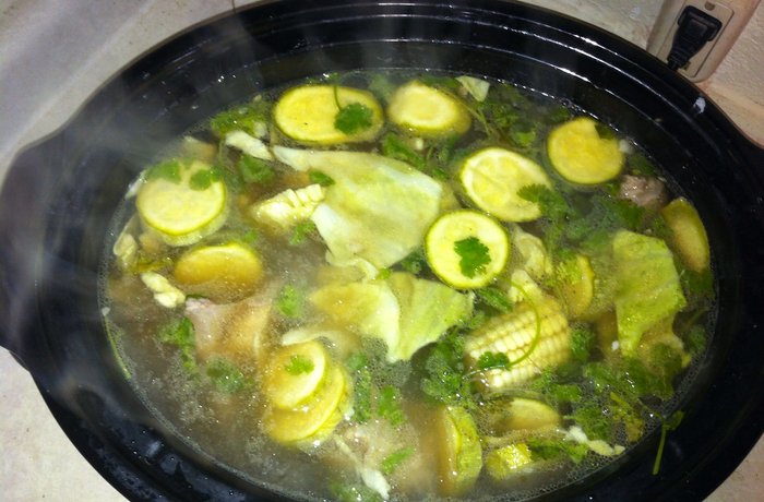 Caldo de res mexicano con elote y verduras receta casera