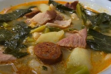 Caldo gallego con grelos, patatas y alubias en cuenco receta de Galicia