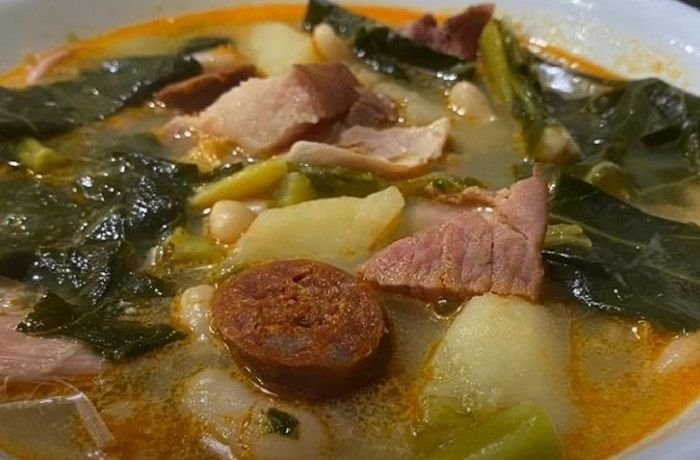 ¿Cómo hacer caldo gallego? Receta tradicional con grelos y unto