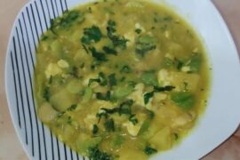 Captchi de habas con papas y choclo en olla receta peruana