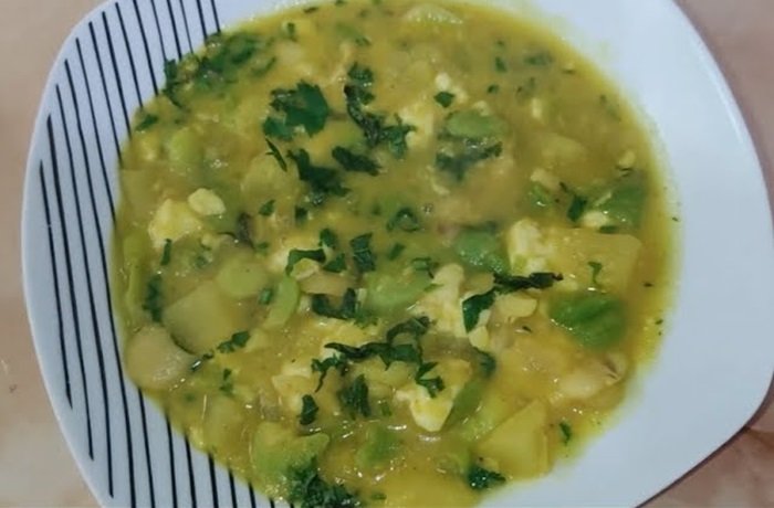 Captchi de habas con papas y choclo en olla receta peruana