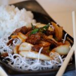 Carne mongoliana casera con cebollín y arroz receta estilo chifa