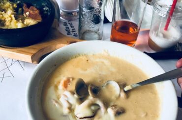 Cazuela de mariscos colombiana con leche de coco receta del Caribe