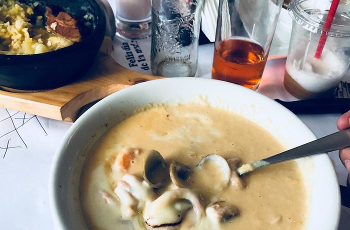 Cazuela de mariscos colombiana con leche de coco receta del Caribe