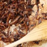 Cebolla caramelizada dorada en sartén receta casera