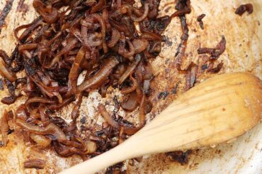 Cebolla caramelizada dorada en sartén receta casera