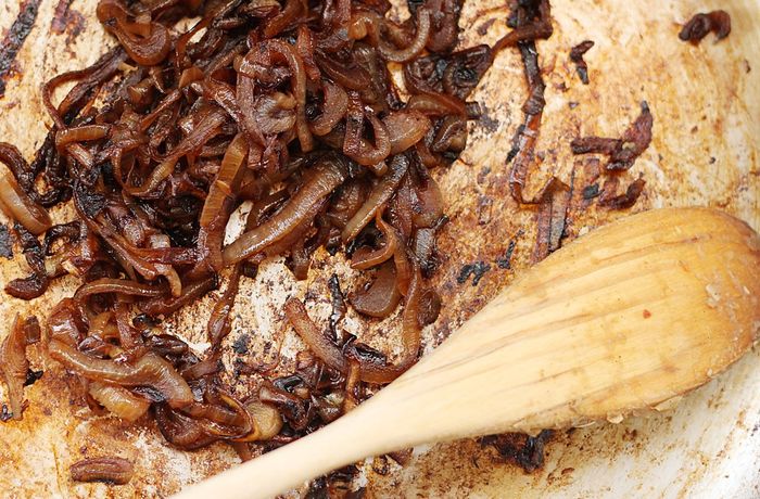 Cebolla caramelizada dorada en sartén receta casera