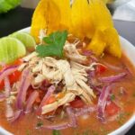 Ceviche de pollo con cebolla roja, palta y maíz tostado receta peruana