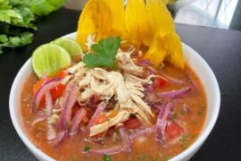Ceviche de pollo con cebolla roja, palta y maíz tostado receta peruana