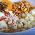 Ceviche de pota carretillero con cebolla, choclo y lechuga receta peruana