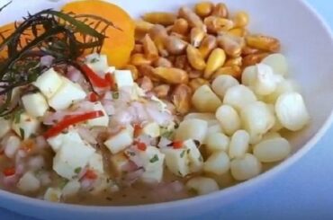 Ceviche de pota carretillero con cebolla, choclo y lechuga receta peruana