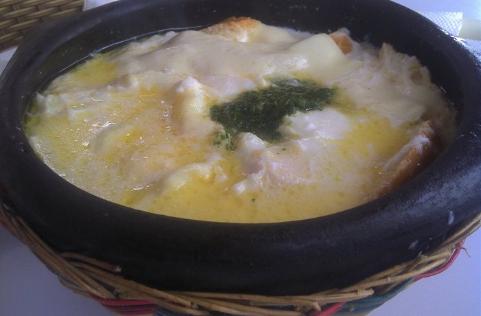 Changua bogotana con huevo pochado y calado receta casera colombiana