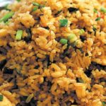 Chaufa de quinua con pollo, huevo y verduras salteadas receta peruana