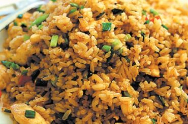 Chaufa de quinua con pollo, huevo y verduras salteadas receta peruana