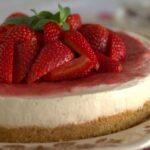 Cheesecake de fresa sin horno con fresas frescas encima receta casera