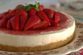 Cheesecake de fresa sin horno con fresas frescas encima receta casera