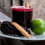 Jarra de chicha morada con piña y manzana picada receta peruana