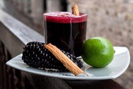 Jarra de chicha morada con piña y manzana picada receta peruana