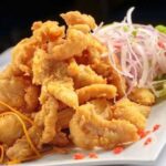 Chicharrón de pescado crujiente con salsa criolla receta peruana
