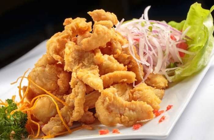 Chicharrón de pescado crujiente con salsa criolla receta peruana