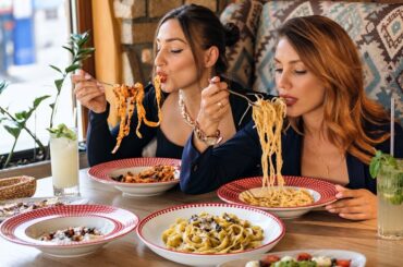 Personas comiendo pasta en un restaurante de Santiago de Chile