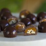 Chocotejas caseras de chocolate rellenas de manjar y pecanas receta peruana
