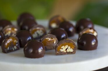 Chocotejas caseras de chocolate rellenas de manjar y pecanas receta peruana