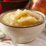 Compota de manzana casera con canela en cuenco receta española
