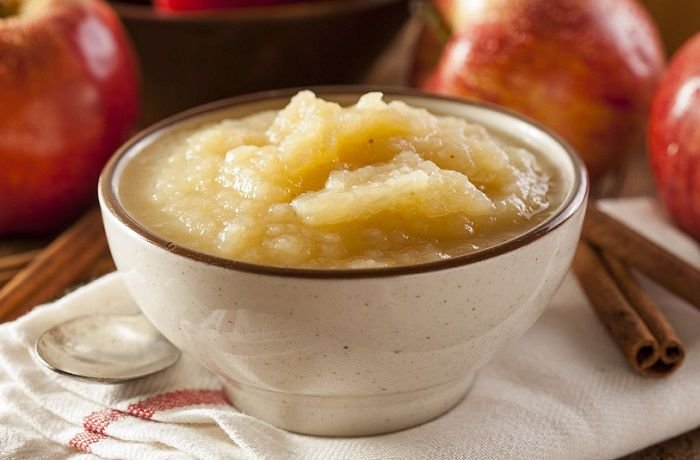 Compota de manzana casera con canela en cuenco receta española
