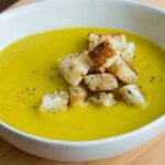 Crema de verduras mixtas en plato hondo receta peruana