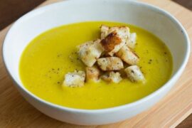 Crema de verduras mixtas en plato hondo receta peruana