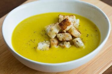 Crema de verduras mixtas en plato hondo receta peruana