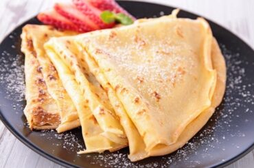Crepas dulces caseras dobladas con fruta receta casera