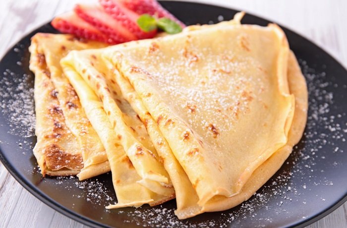 Crepas dulces caseras dobladas con fruta receta casera