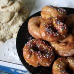 Donas caseras fritas glaseadas con azúcar y chocolate receta casera