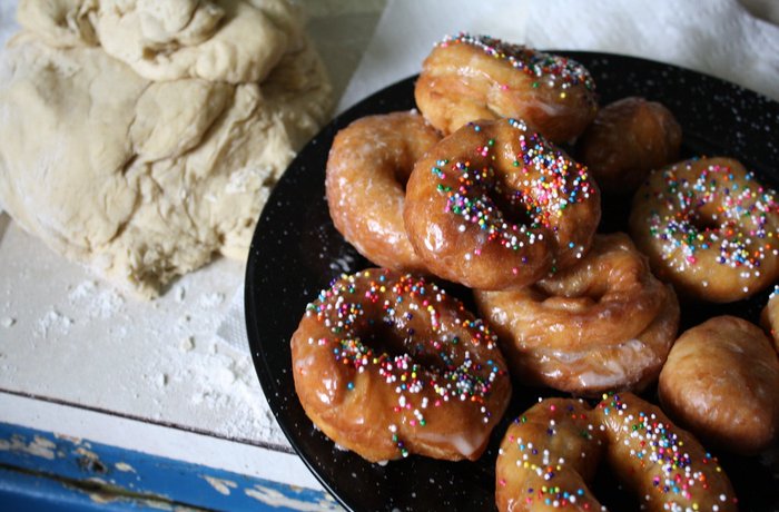 Donas caseras fritas glaseadas con azúcar y chocolate receta casera
