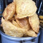 Empanadas de viento ecuatorianas infladas rellenas de queso con azúcar