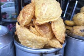 Empanadas de viento ecuatorianas infladas rellenas de queso con azúcar