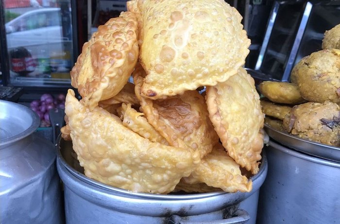Empanadas de viento ecuatorianas infladas rellenas de queso con azúcar